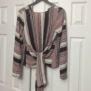 1.4.3 Story top ties on front